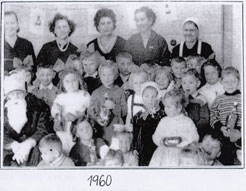 Učiteľky a deti MŠ v roku 1960